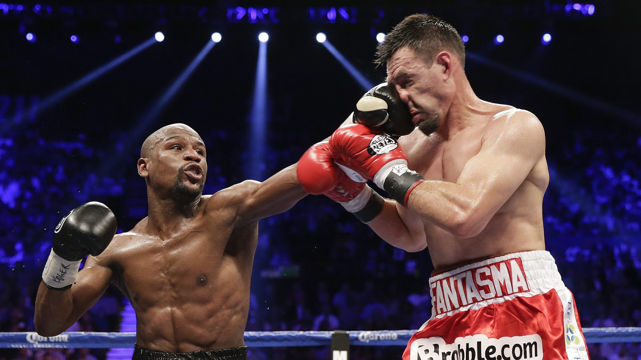 九游下载官网-城市夜空摩托极限表演，灯光交织的极速盛宴，摩托车夜跑视频第一视角